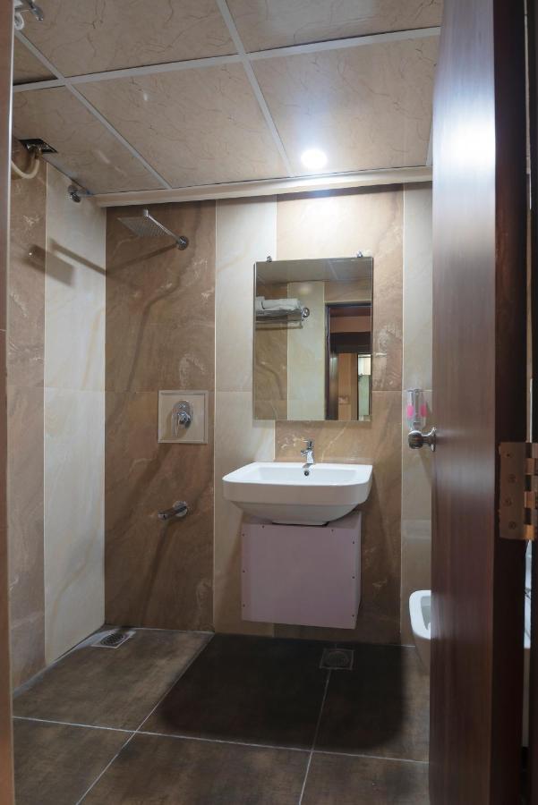 Hotel Monarch International Bangalore Bagian luar foto