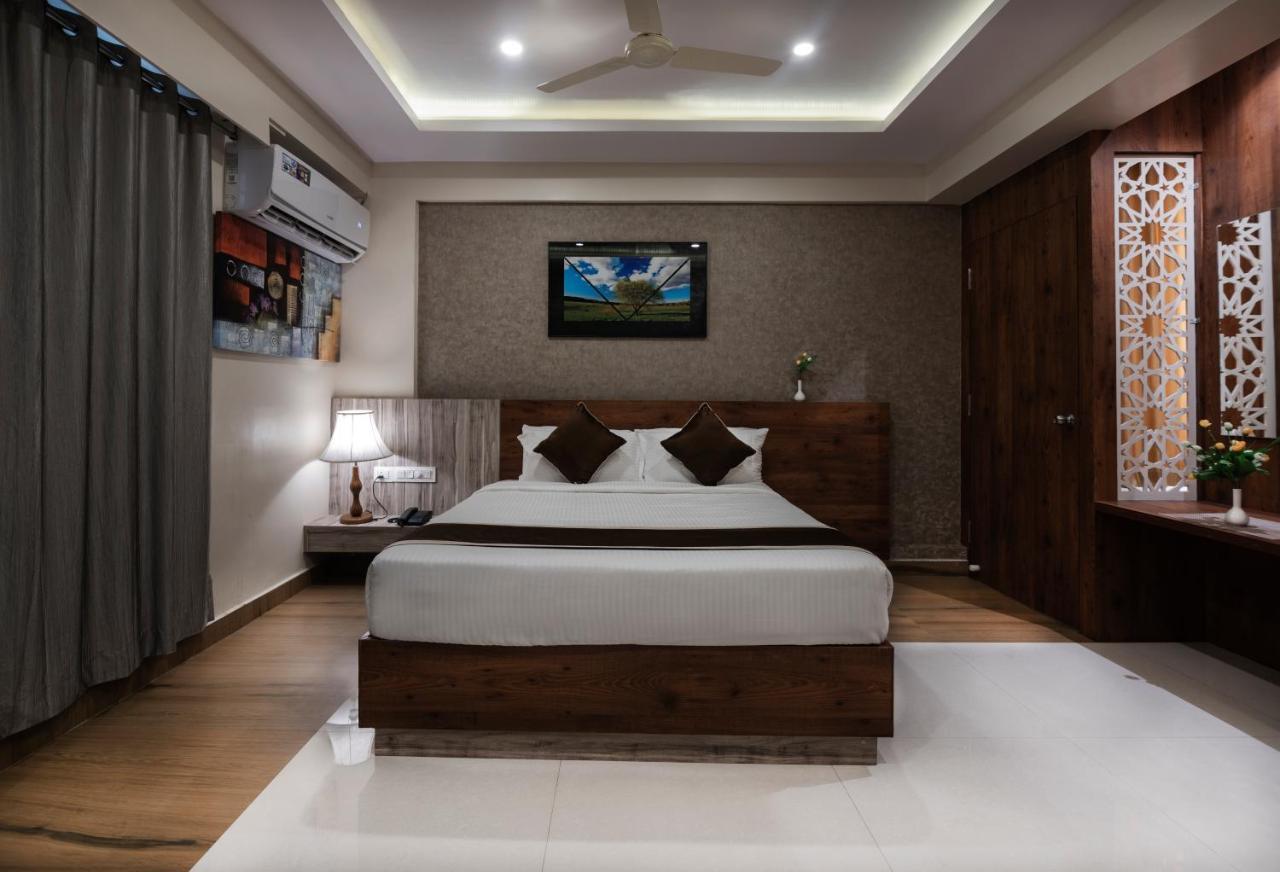 Hotel Monarch International Bangalore Bagian luar foto