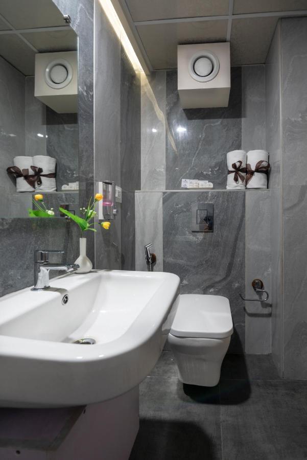 Hotel Monarch International Bangalore Bagian luar foto