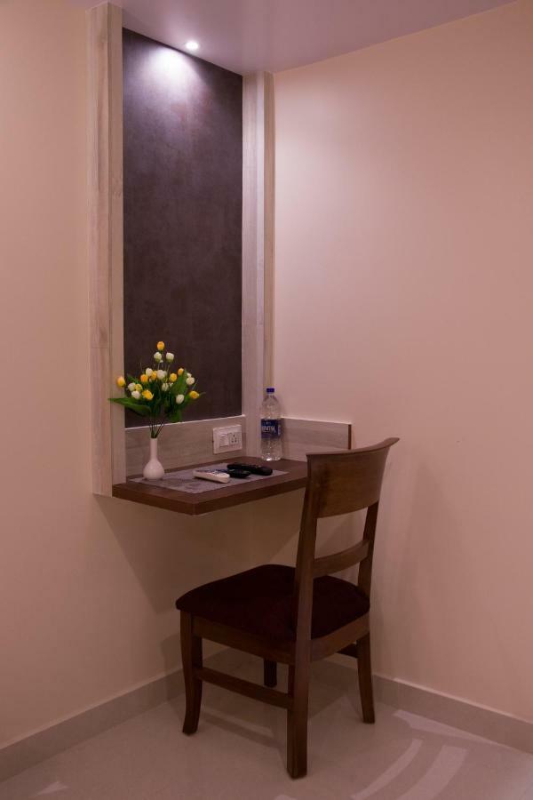 Hotel Monarch International Bangalore Bagian luar foto